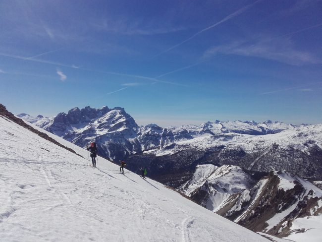 La montée à ski au col Forca Rossa dans les Dolomites.