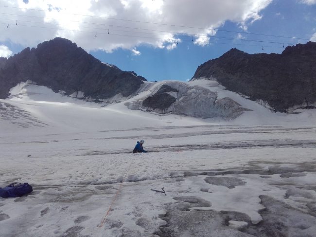 Moufflage suite à une chute en crevasse sur le glacier de la Girose.