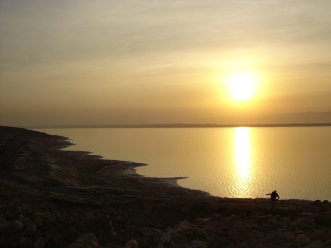 Un beau coucher de soleil sur la Mer Morte.