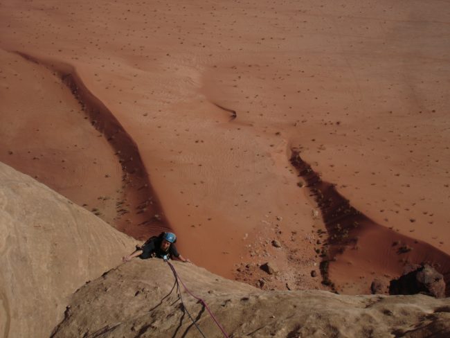Escalade dans le désert de Wadi Rum.