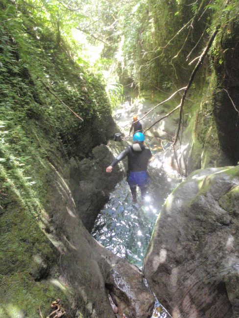 Un joli saut dans du canyoning en Guadeloupe.