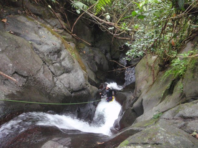 La rivière Tiga en canyoning en Guadeloupe.