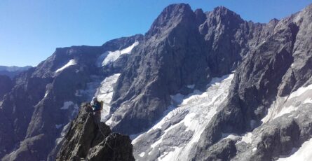 L'arête sud des Dents de Coste Counier avec un guide.