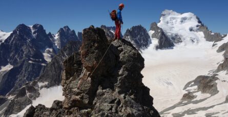L'arête sud du pic du Glacier Blanc avec un guide.