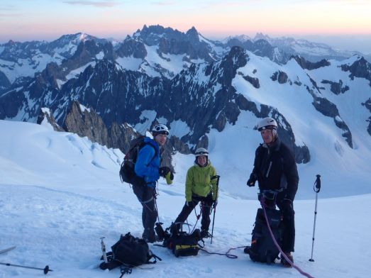 Petite pause face à la Meije, dôme des Ecrins.