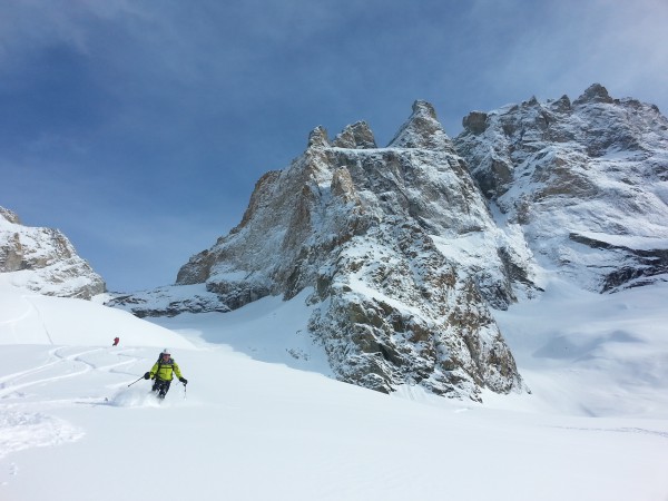 Poudreuse sous la brêche de la meije.