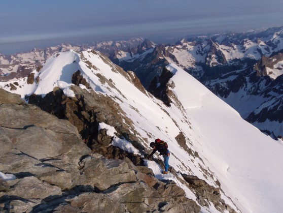 Arête est de la barre des Ecrins avec un guide.