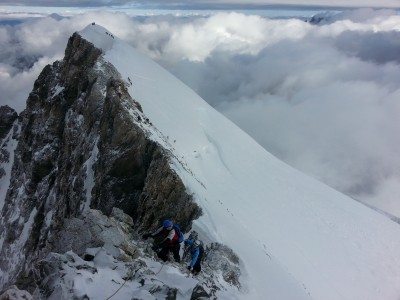 Sur l'arête sommitale de la barre des ecrins.