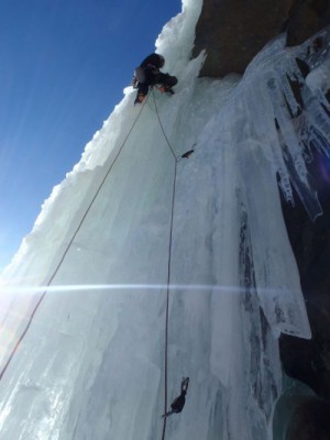 Perfectionnement cascade de glace avec un guide.