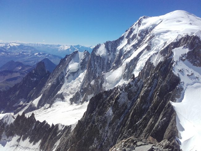 L'arête de Peuterey et le Mont Blanc vu du Mont blanc du Tacul.