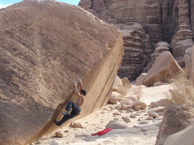 Julien LOSTE grimpe sur bloc à Wadi Rum.