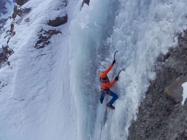 Cascade de glace du géant des tempetes au Fournel.