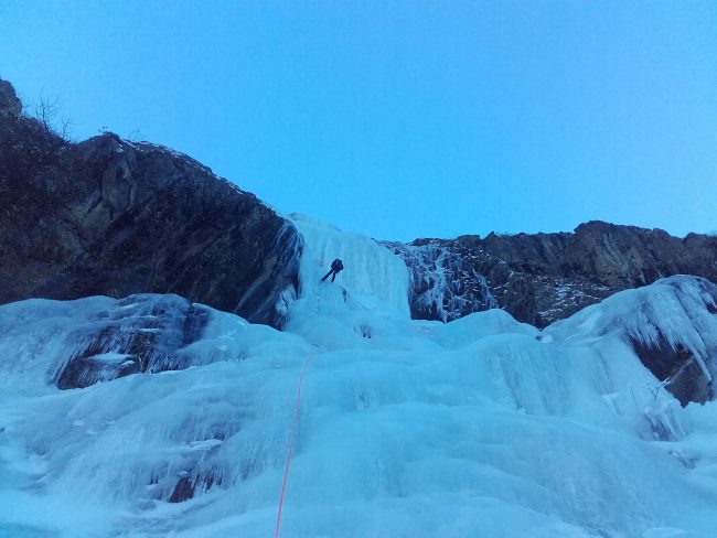 Rappel dans la cascade du monde des glaces au Fournel.