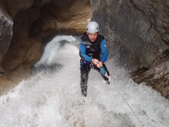 Canyoning dans les Acles avec un peu d'eau.