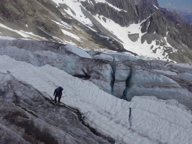 La remontée du glacier Blanc jusqu'au refuge des Ecrins.