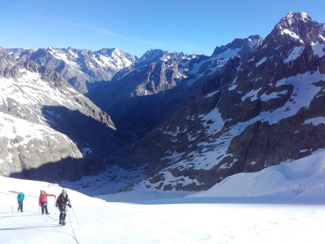 Ascension de la pointe de la Pilatte dans les Ecrins.