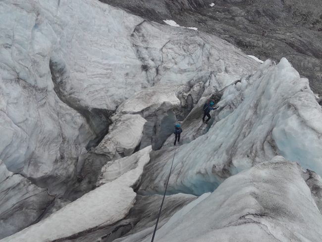 Remontée d'impressionnantes crevasses sur le glacier Blanc.