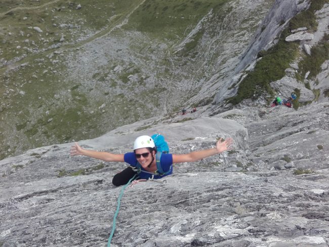 Escalade en face est du Pène Sarrière dans les Pyrénées.