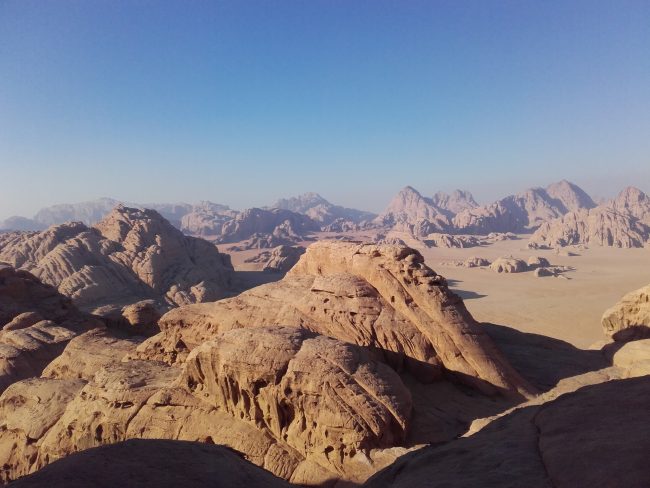 Dans la descente du jebel Burdah à Wadi Rum.