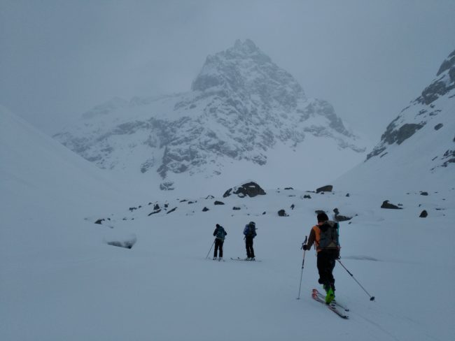 On monte à ski au refuge Adèle Planchard.