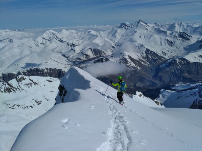 Remontée du glacier de la Meije sous e Rateau est en ski.