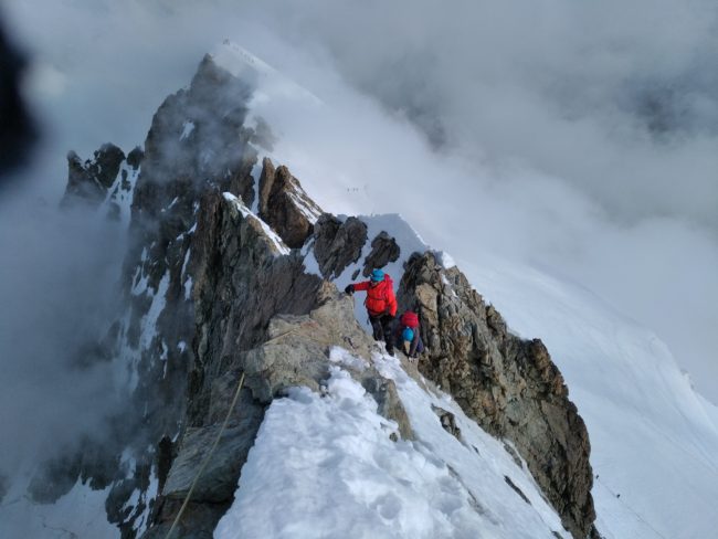 Ascension de la barre des Ecrins avec un guidos.