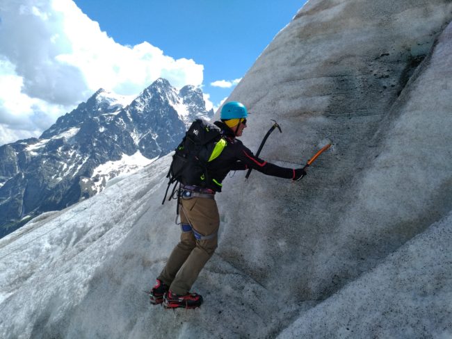 Cramponnage en pointes avant sur le glacoier blanc pour une école de glace.