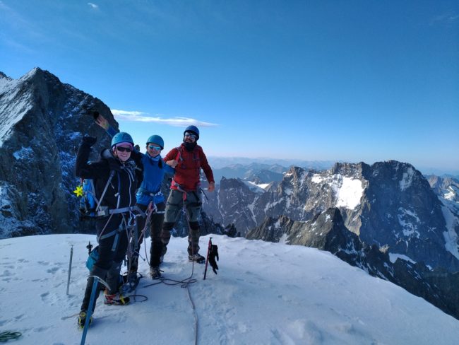 Cleints au sommet du Dôme des Ecrins à 4015 mètres.