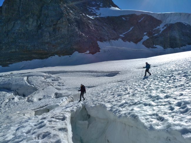 Passge de pont de neige sur le glacier de Laveciau.