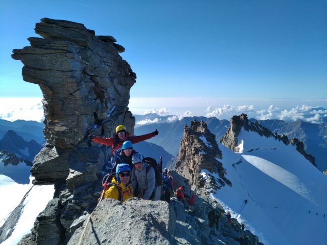 Vers le sommet du grand Paradis en Italie.