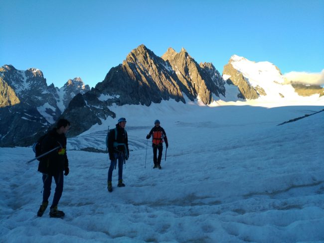 Découverte de l'alpinisme en famille dans le massif des Ecrins avec un guide.