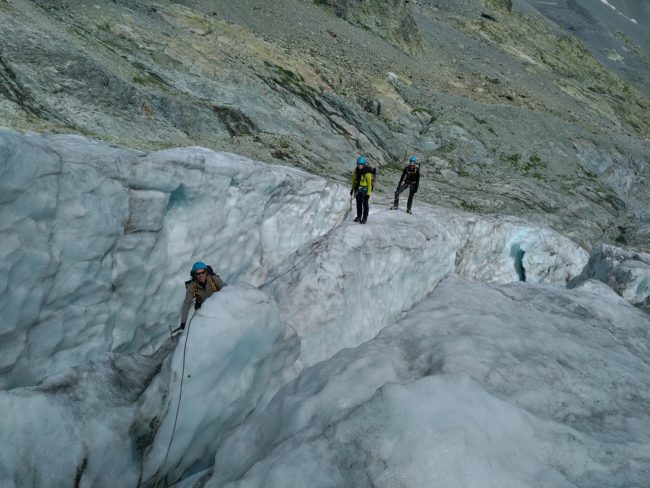 Marche au milieu des crevasses du glacier Blanc