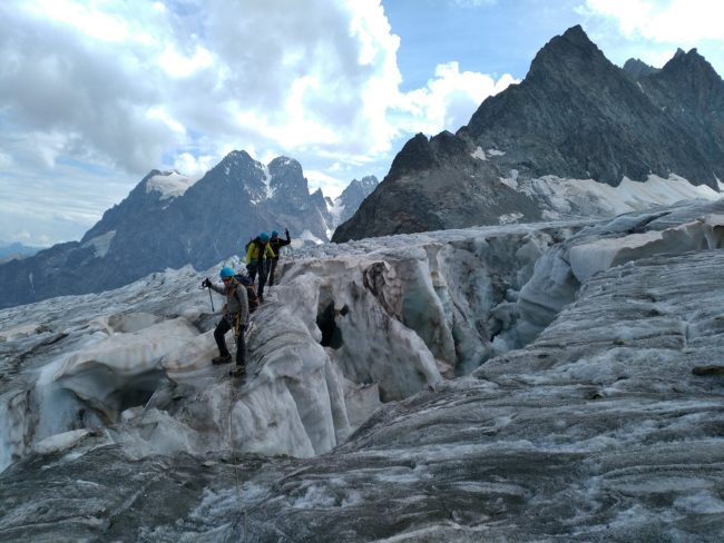 Nous montons sur le glacier Blanc pour rejoindre le refuge des Ecrins.