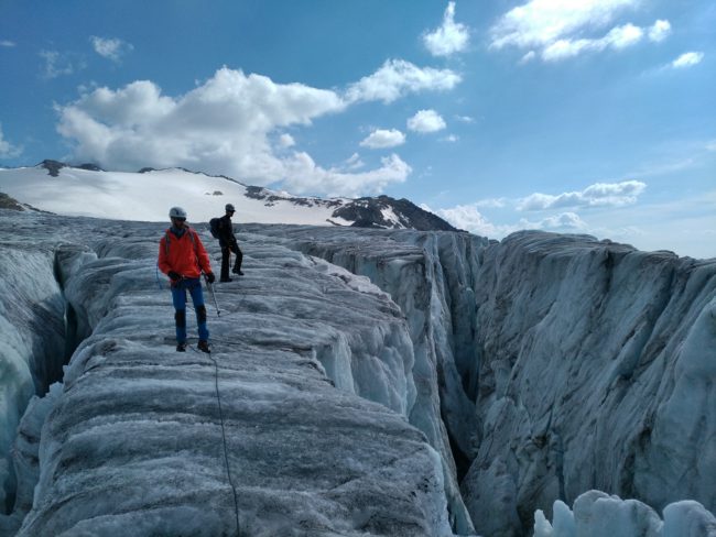 Randonnée glaciaire sur les grosses crevasses du glacier du Tour.