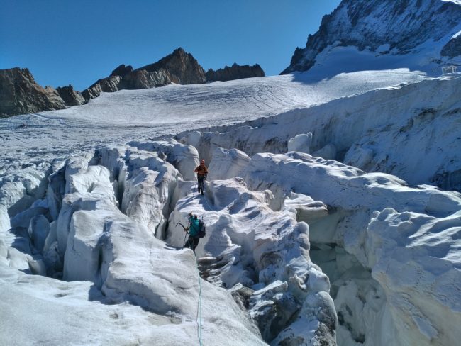 Passages dans des crevasses du glacier de la Girose.