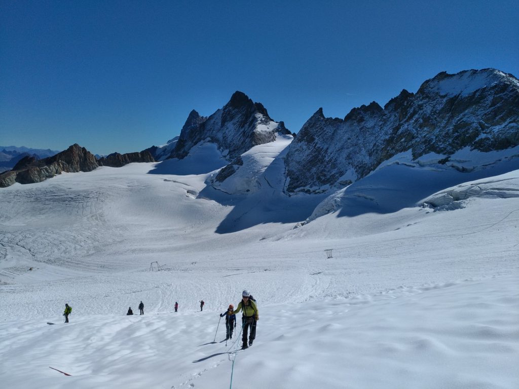 Alpinisme facile à la Grave GUIDE ET MONTAGNE Le Dôme de la Lauze avec un guide Alpinisme facile à la Grave GUIDE ET MONTAGNE Le Dôme de la Lauze avec un guide