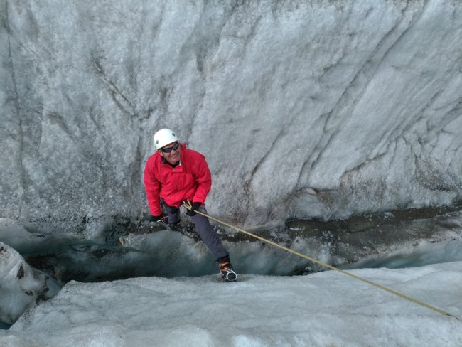 Exercices de mouflages avec un guide sur le glacier Blanc.