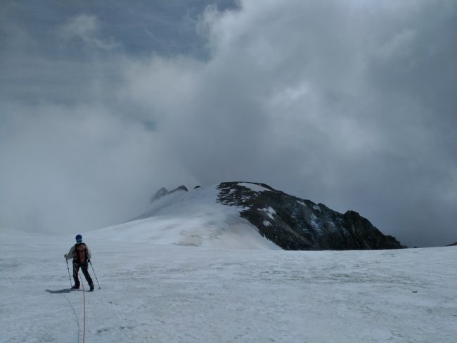 Approche des Rochers Rouges sur le glacier du Pelvoux.