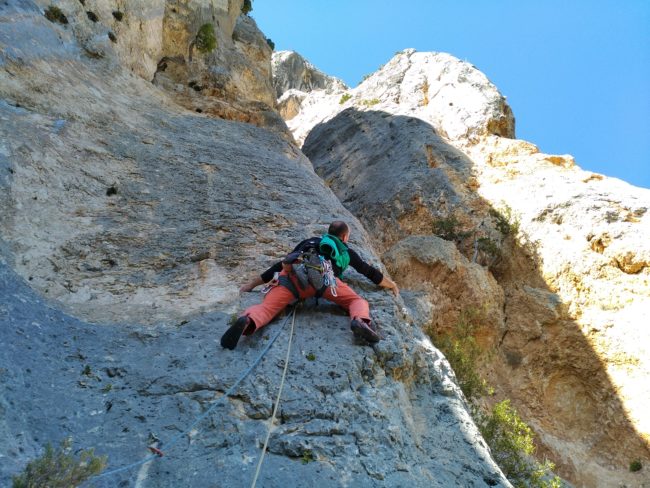 Escalade dans le schisme, grande voie des goges du Verdon.