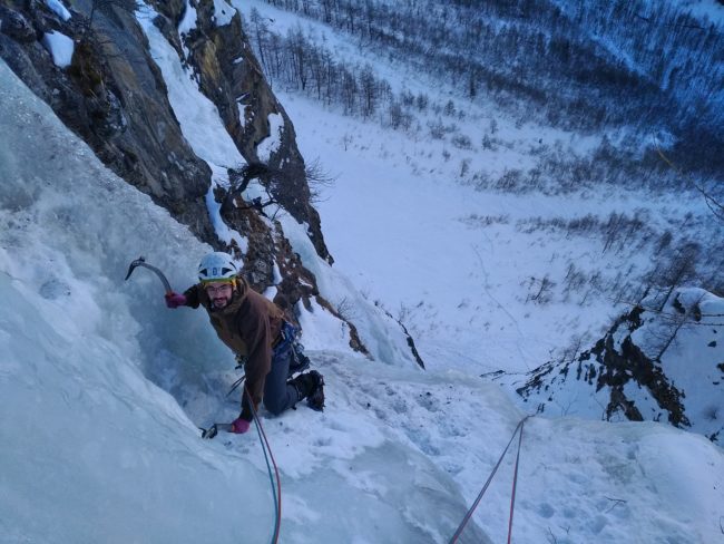 Initiation à la cascade de glace dans les hautes alpes.